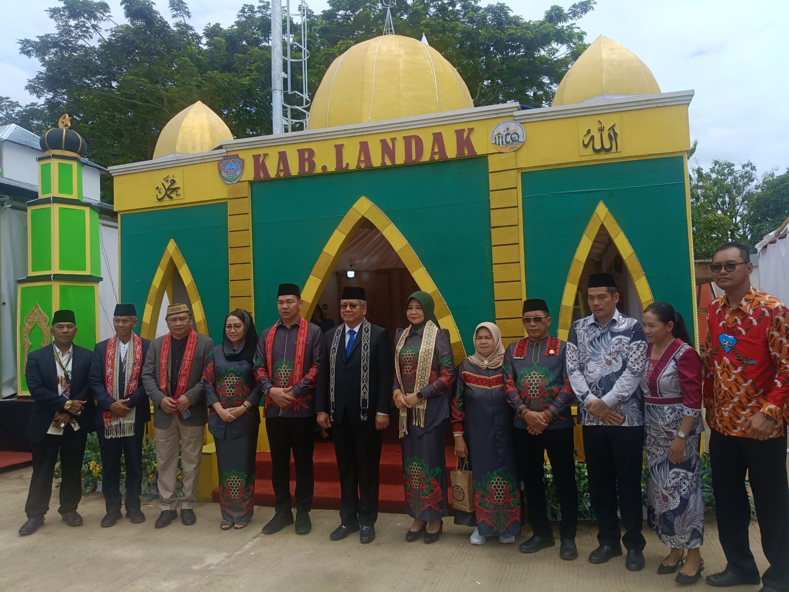 Sekretaris Daerah Kalbar Harisson saat mengunjungi stand pameran MTQ Kalbar 