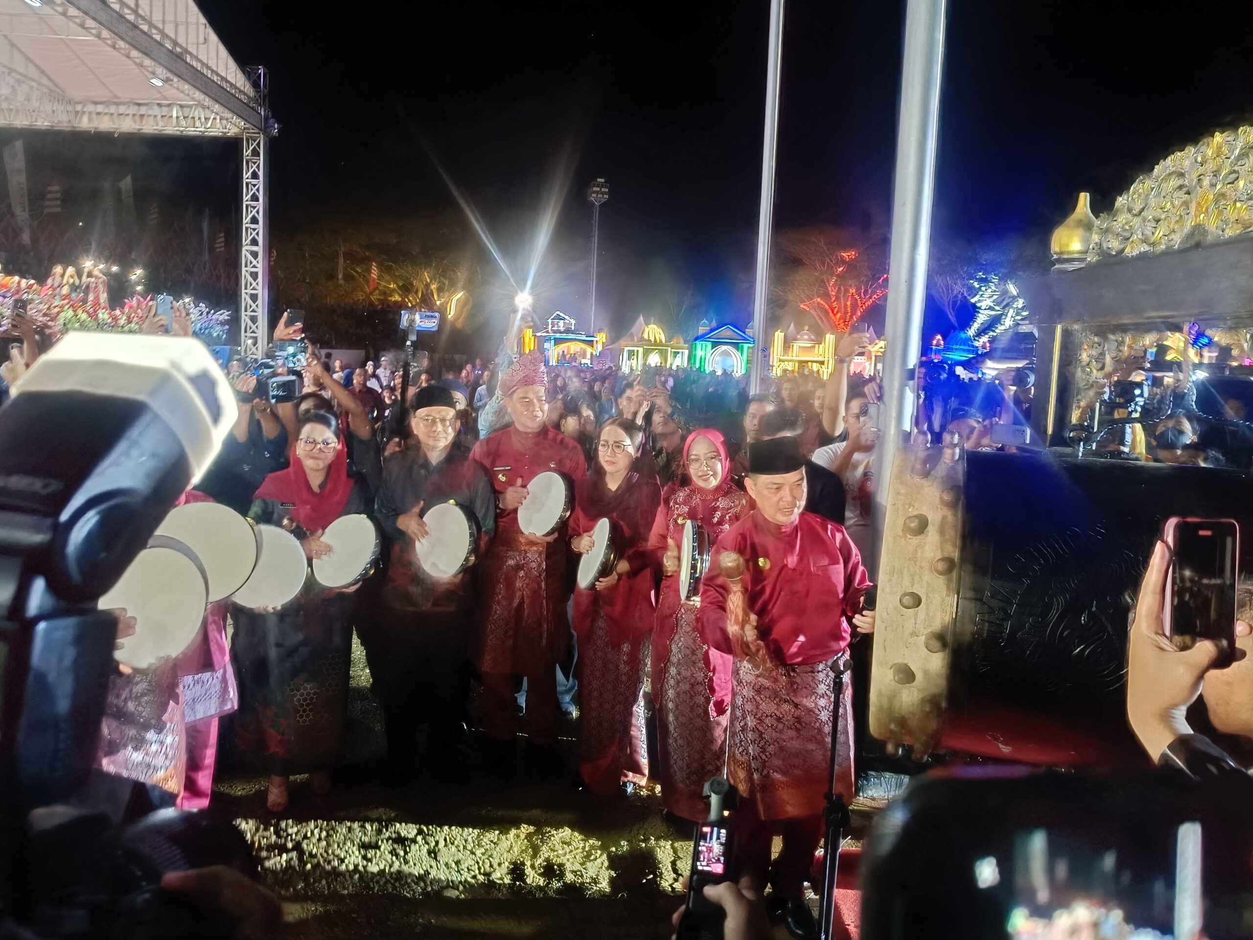 Gubernur Ria Norsan memukul bedug sebagai tanda dibukanya MTQ ke 33 Provinsi Kalbar di Kapuas Hulu