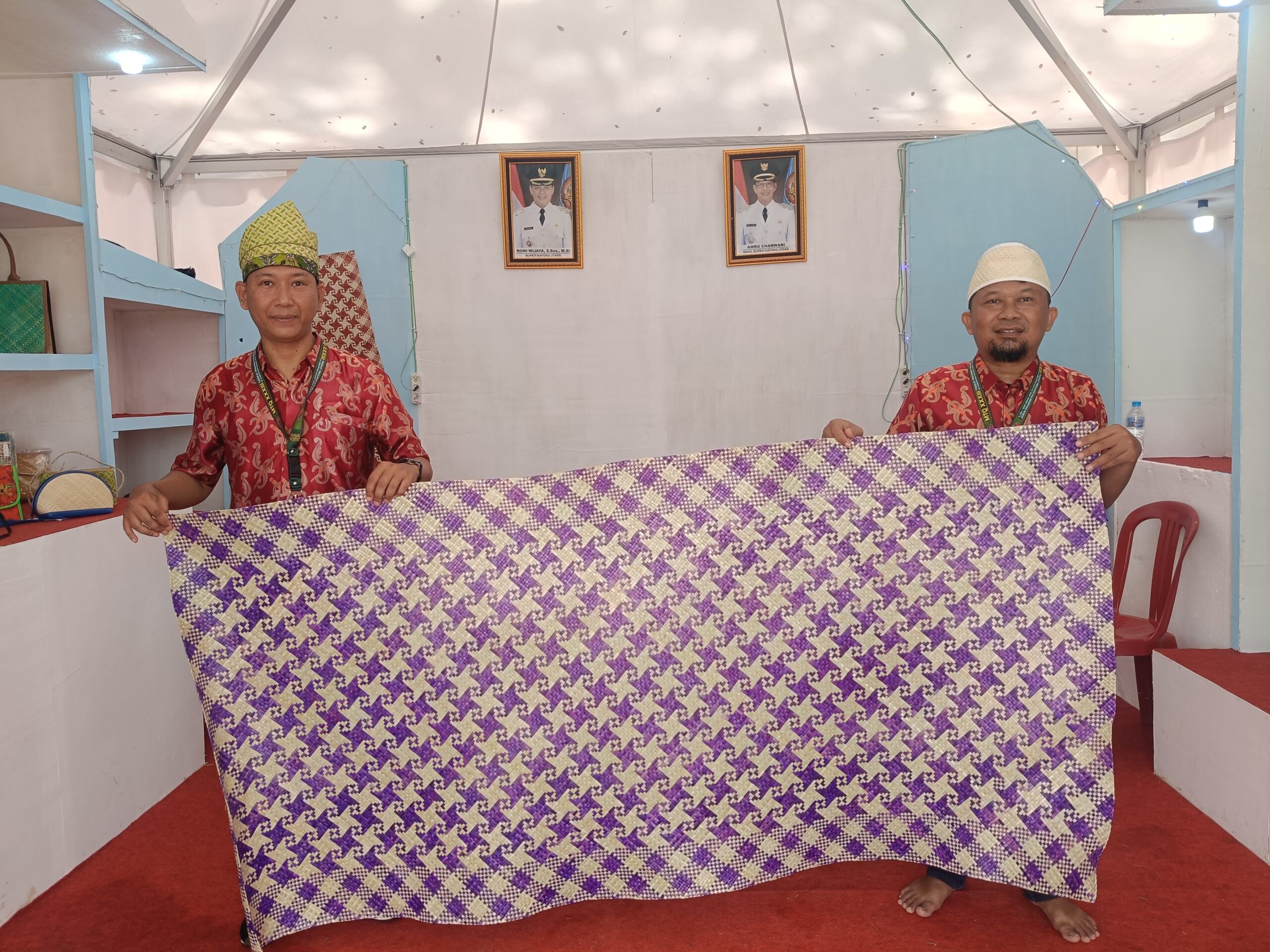 Produk unggulan kerajinan yikar pandan dari Kabupaten Kayong Utara dipamerkan di MTQ Kalbar Kapuas Hulu