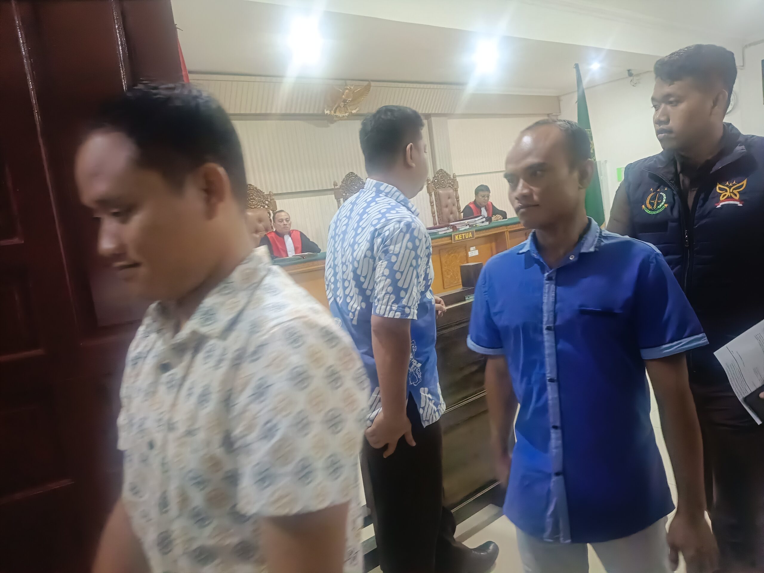 Dua terdakwa kasus penyelundupan narkotika 20 Kilogram ini divonis mati oleh Hakim Pengadilan Negeri Putussibau