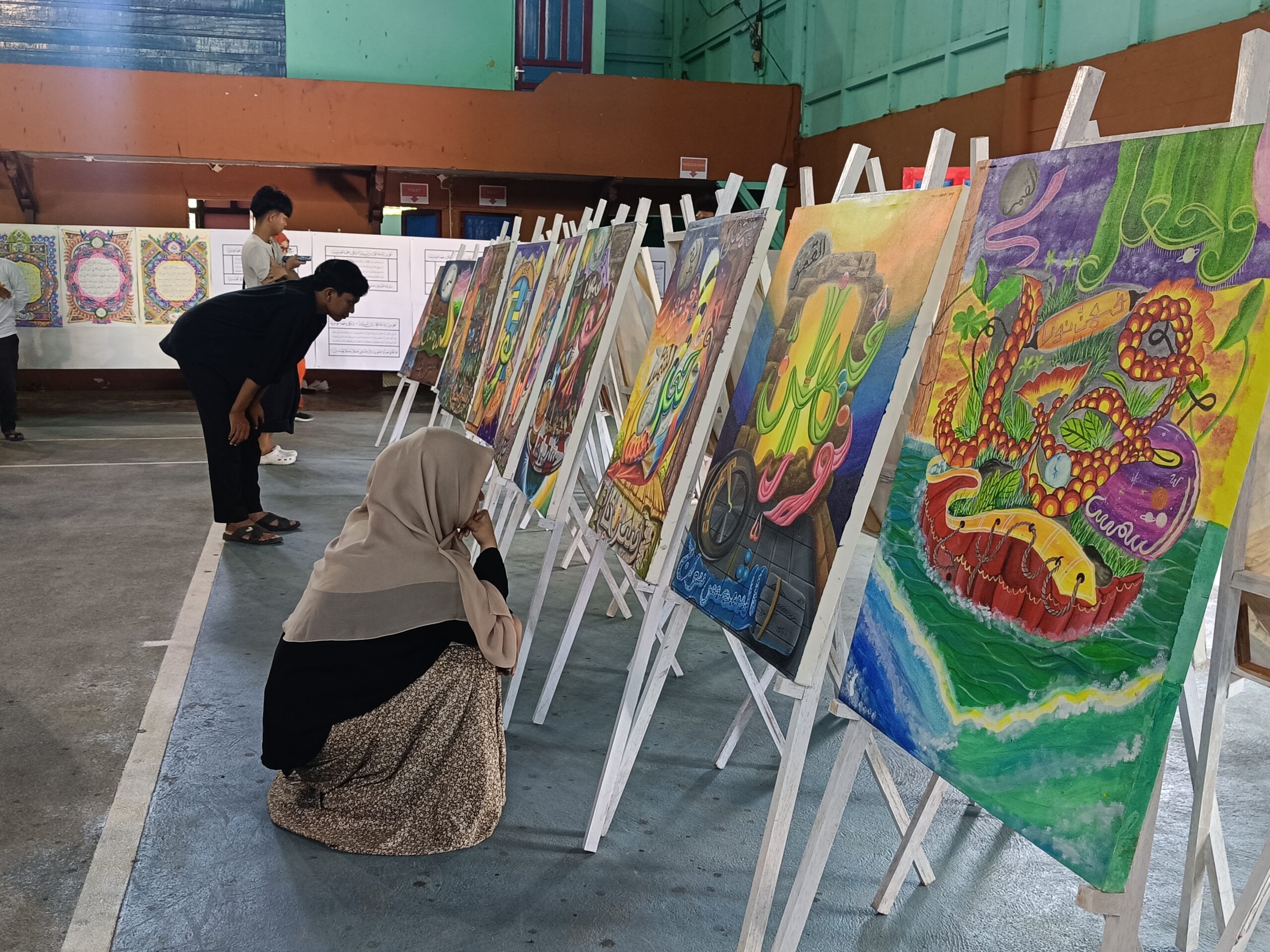 Hasil karya lomba Kaligrafi dari para peserta MTQ ke 33 Kalbar ini dipamerkan ke publik