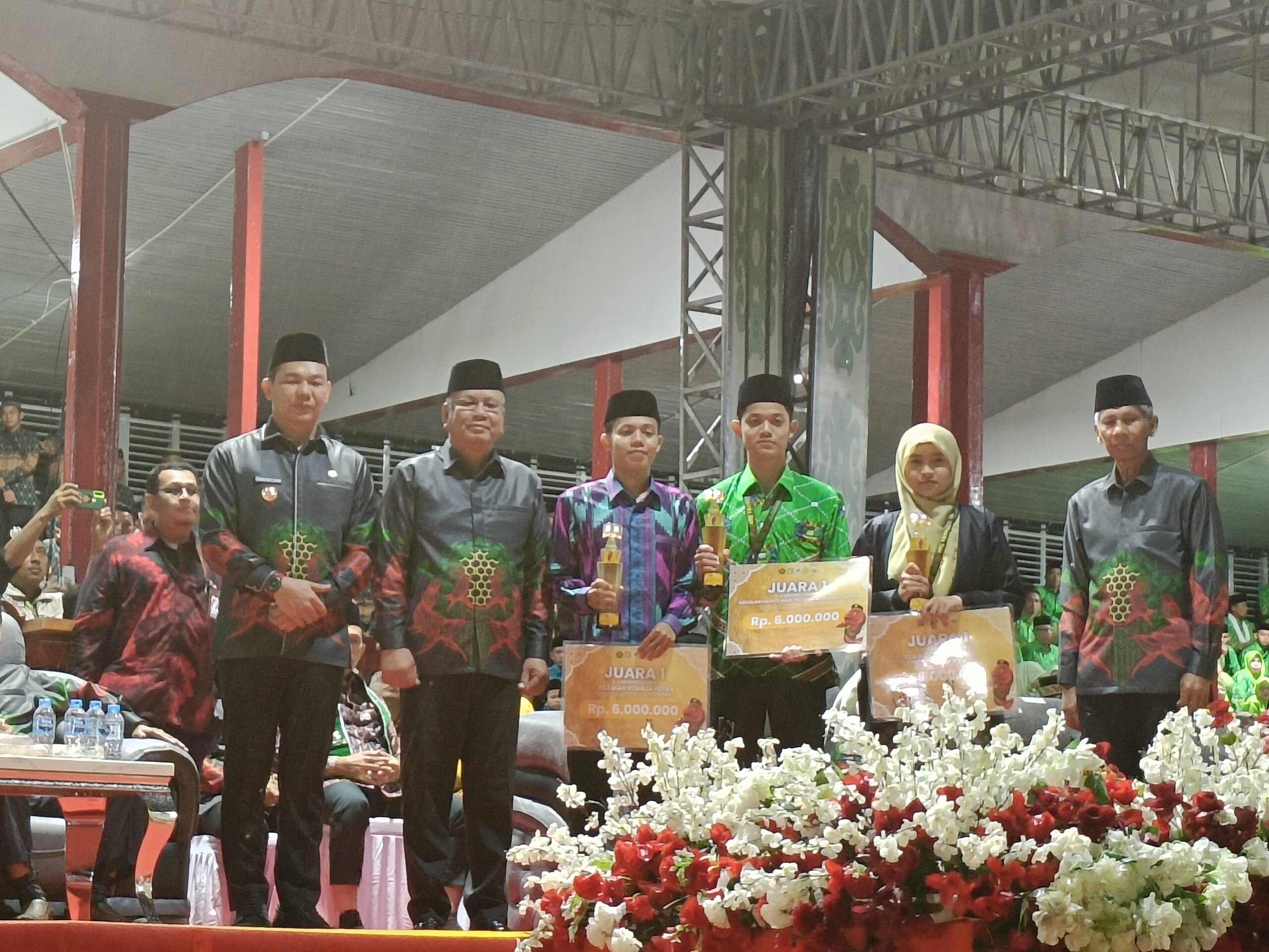 Didampingi Bupati Kapuas Hulu Fransiskus Diaan, Sekretaris Daerah Kalimantan Barat Harisson membagikan hadiah kepada para pemenang lomba MTQ tingkat Provinsi Kalbar ke-33