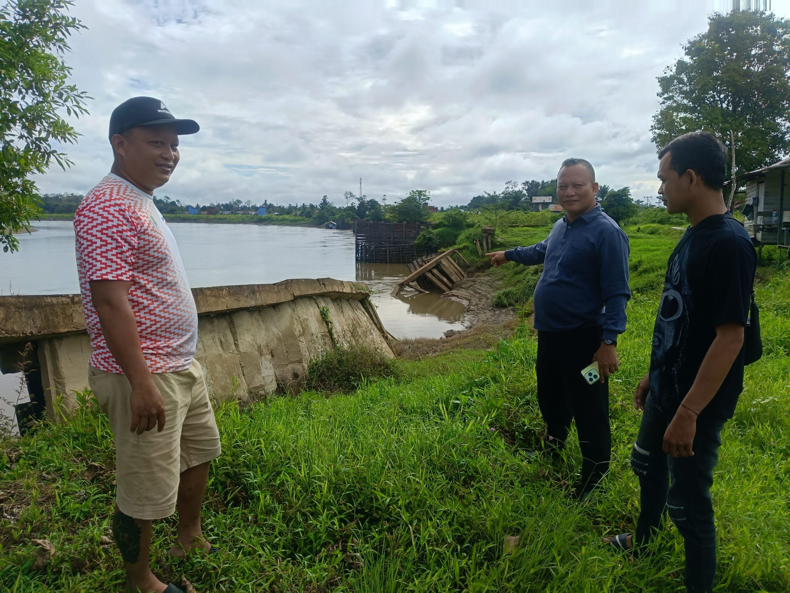 Ketua SABER Kalbar Agustinus bersama masyarakat setempat saat meninjau pembangunan penahan tebing di Desa Sungai Uluk Kecamatan Putussibau Selatan