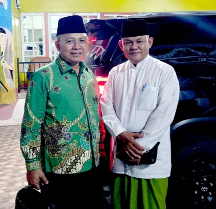 Muhammad Yusuf Ketua PCNU Kapuas Hulu terpilih (kanan) bersama Ketua PWNU Kalbar 