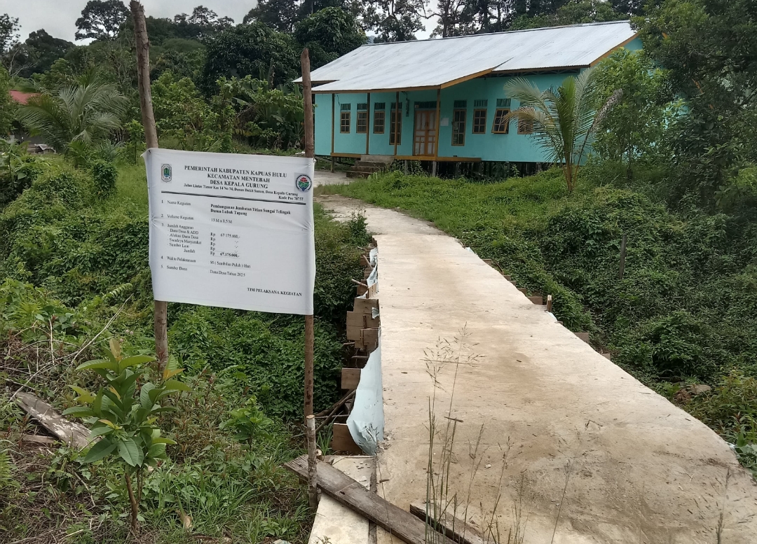 Proyek pembangunan jembatan di Desa Kepala Gurung Kecamatan Mentebah diduga tidak sesuai dengan anggaran 