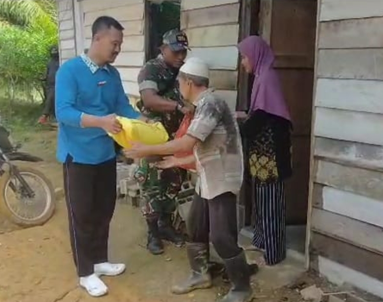 Penyerahan bantuan sembako kepada warga kurang mampu dilakukan oleh Koramil Silat Hilir