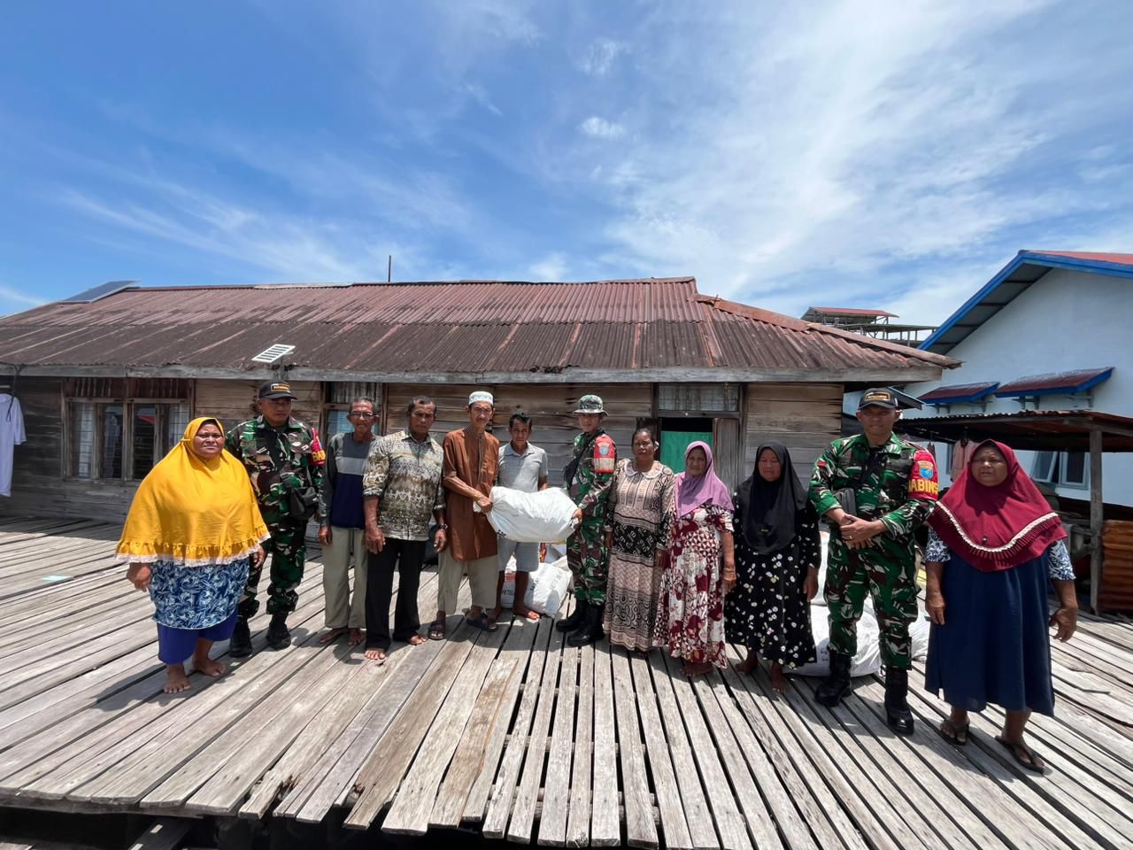 Babinsa Koramil Selimbau saat menyalurkan Bantuan Sosial kepada warga binaan mereka