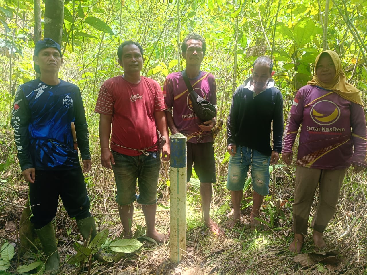 Masyarakat Tanjung Lasa Kecamatan Putussibau Utara saat menunjukkan lahan mereka yang sudah dipasang patok oleh PT ASK