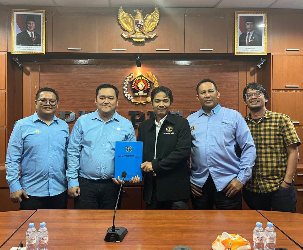 Ketua PWI Kalimantan Barat, Kundori bersama Sekretaris Deska Irnan Syafara, Bendahara Jauhari Fatria, Wakil Bendahara Eliazer Partoguan dan Wakil Ketua Bidang Kesejahteraan Marupek menerima Surat Keputusan PWI Pusat
