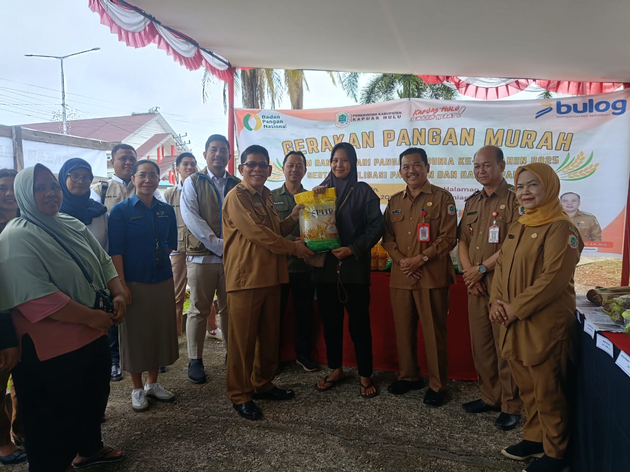 Pj Sekda Kapuas Hulu saat menyerahkan secara simbolis sembako murah kepada masyarakat