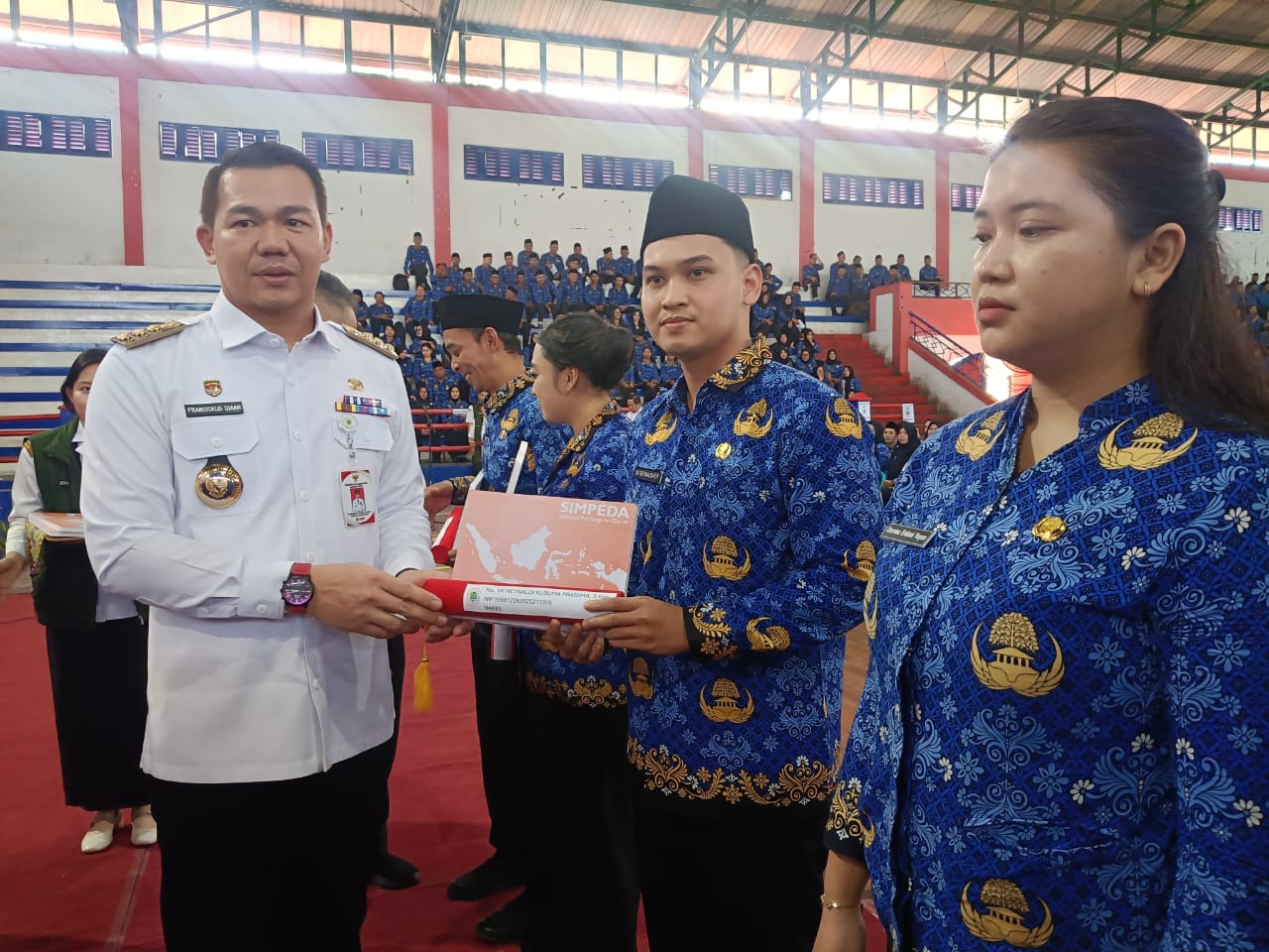 Penyerahan SK Pengangkatan PPPK dilakukan oleh Bupati Kapuas Hulu Fransiskus Diaan