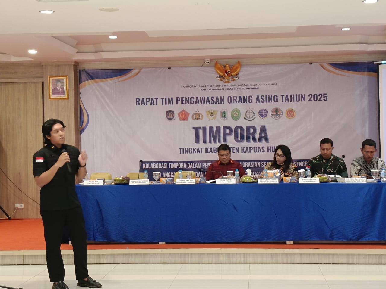 Pegawai Imigrasi Putussibau saat menyampaikan materi pengawasan orang asing di Kapuas Hulu