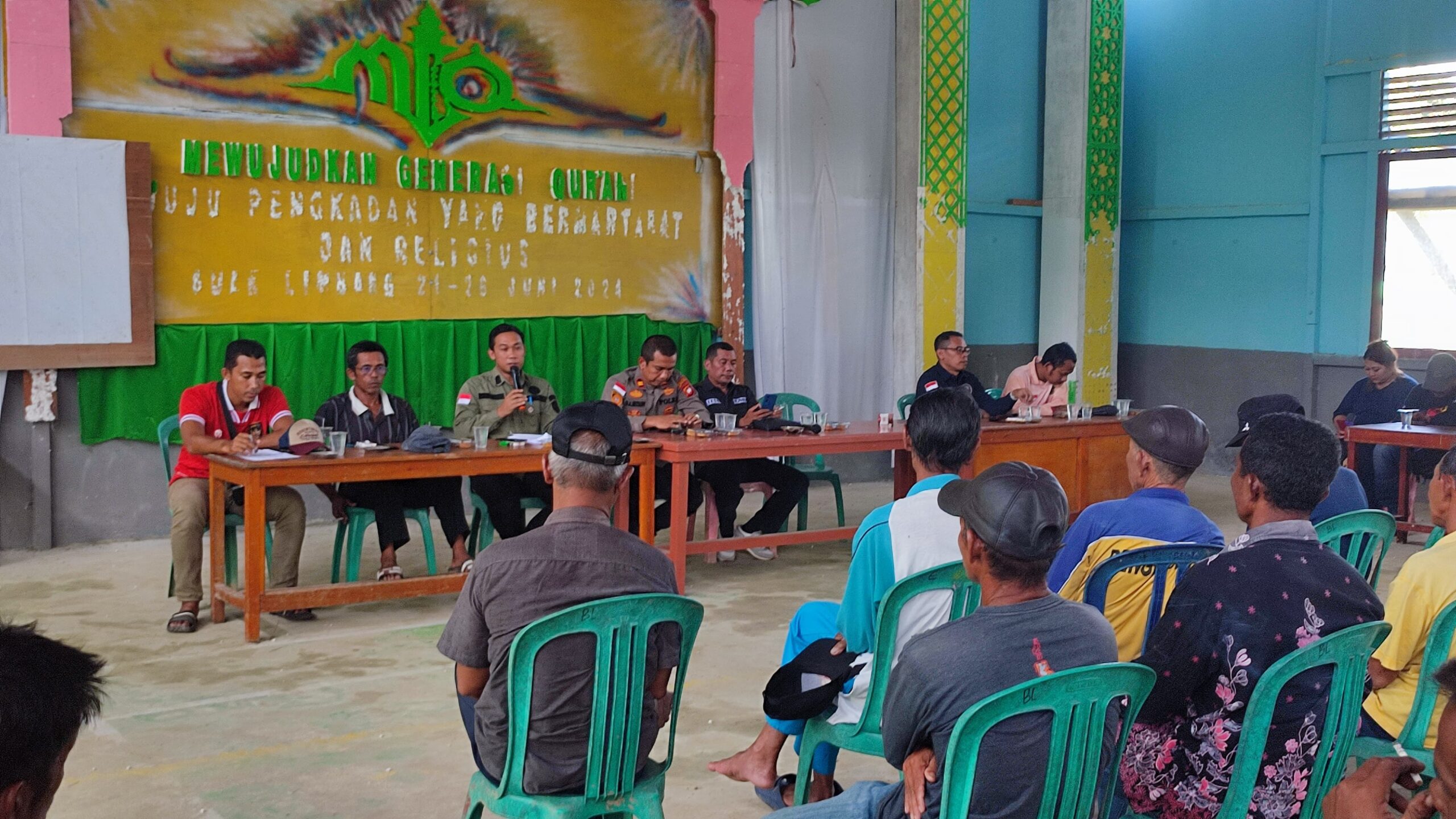 Masyarakat Desa Buak Limbang bersama Forkompincam Pengkadan saat menggelar pertemuan terkait penutupan kafe-kafe di desa tersebut yang membuat resah masyarakat