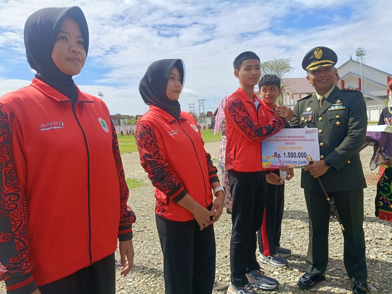 Sejumlah atlet Kapuas Hulu yang bertanding pada POPDA Kalbar bulan Juli 2025 lalu menerima bonus dari Pemkab Kapuas Hulu