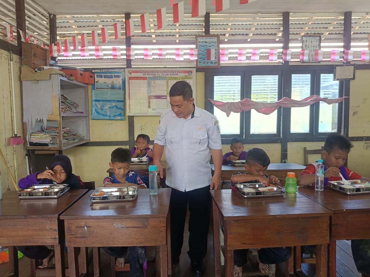 Siswa-siswi SDN 03 Kedamin saat menikmati menu MBG