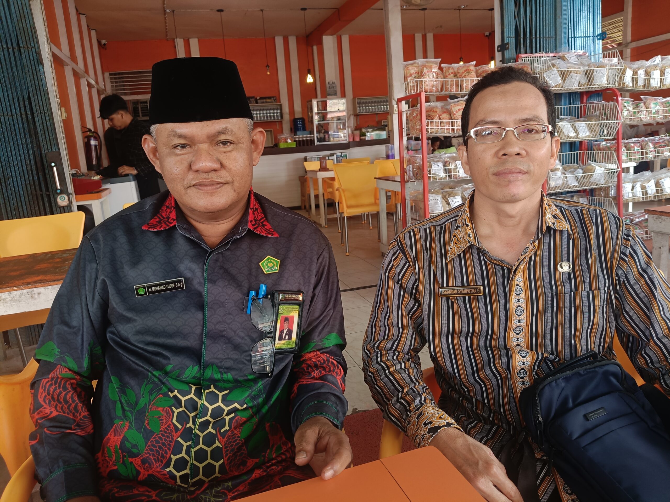 Muhammad Yusuf Ketua Komite MIN 1 Kapuas Hulu bersama Kepala MIN 1 Kapuas Hulu Iskandar Syahputra