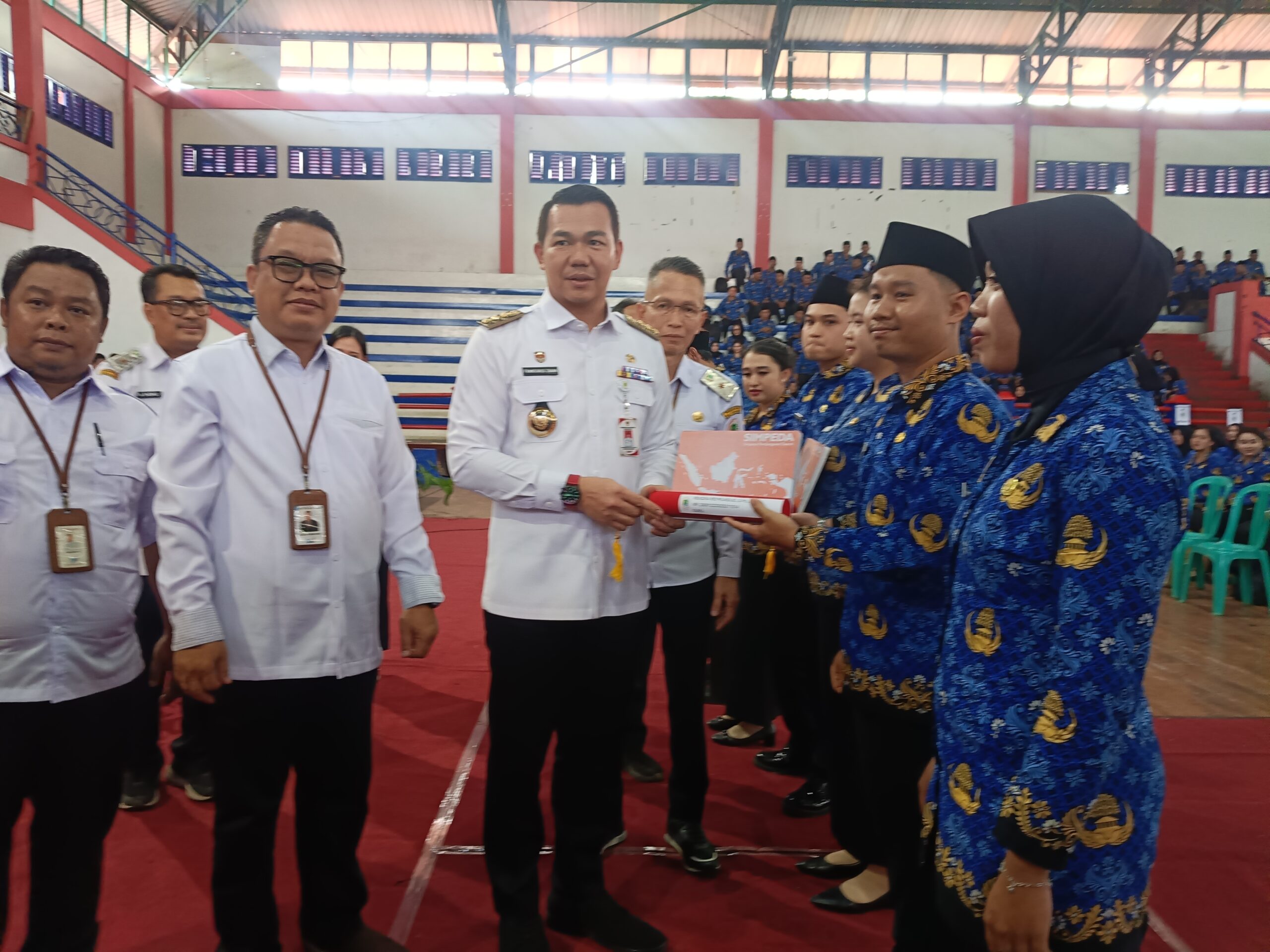 Bupati Kapuas Hulu Fransiskus Diaan saat menyerahkan SK Pengangkatan PPPK