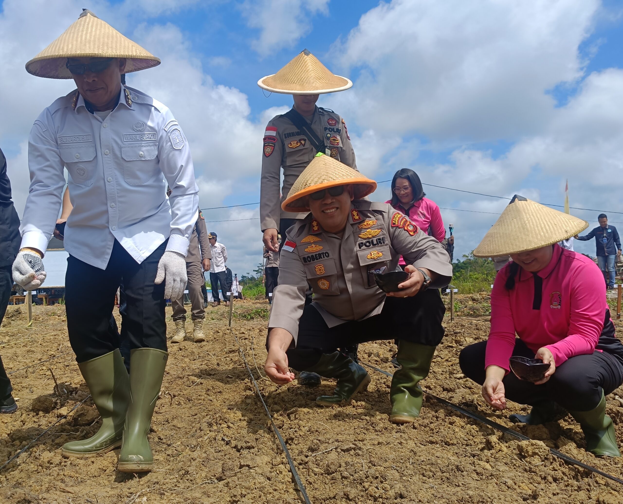 Bersama Wakil Bupati, Kapolres Kapuas Hulu AKBP Roberto Aprianto Uda menanam jagung di Desa Kedamin Darat