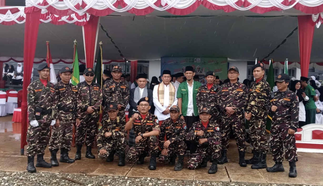 Pelaksanaan peringatan Hari Santri Nasional yang dilaksanakan di GOR Uncak Kapuas dihadiri langsung oleh Wakil Bupati Kapuas Hulu, Sukardi