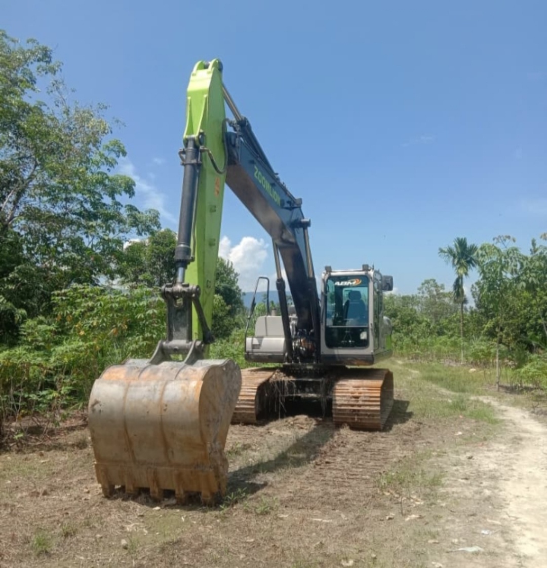 Alat berat eskavator milik Hambali warga Pontianak yang masih berada di Desa Batu Tiga ini dituding akan bekerja tambang emas di Bukit Hitam