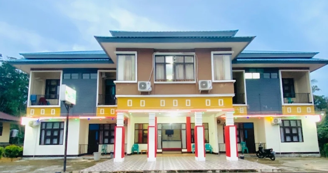 Hotel Badau Permai ini merupakan milik BUMD Kapuas Hulu yang dikelola PD Uncak Kapuas kini tidak lagi beroperasi